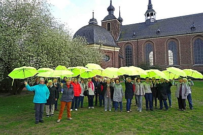  BRH-Seniorinnen werben mit deutlich sichtbaren Regenschirmen für sichere Mobilität im Alter 